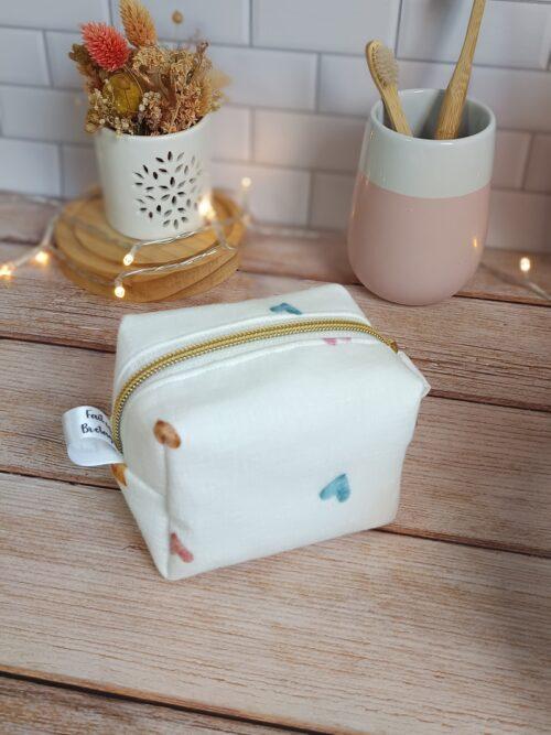 rangement,pochette,trousse,maquillage,trousse zip,trousse maquillage,trousse toilette,eponge de bambou,mini trousse maquillage,trousse artisanale femme,trousse coton fleurie,accessoire beauté fait main,petite trousse sac à main,cadeau femme artisale Bretagne