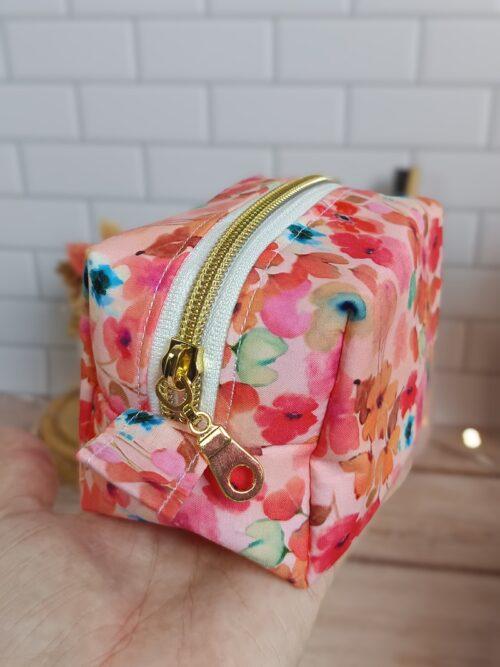 rangement,pochette,trousse,maquillage,trousse zip,trousse maquillage,trousse toilette,eponge de bambou,mini trousse maquillage,trousse artisanale femme,trousse coton fleurie,accessoire beauté fait main,petite trousse sac à main,cadeau femme artisale Bretagne