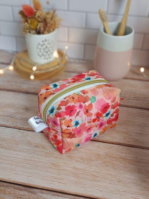 rangement,pochette,trousse,maquillage,trousse zip,trousse maquillage,trousse toilette,eponge de bambou,mini trousse maquillage,trousse artisanale femme,trousse coton fleurie,accessoire beauté fait main,petite trousse sac à main,cadeau femme artisale Bretagne